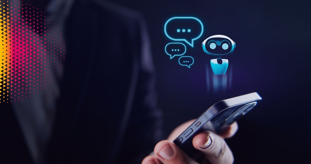 Persona sosteniendo un celular del que emerge un chatbot inteligente con burbujas de conversación